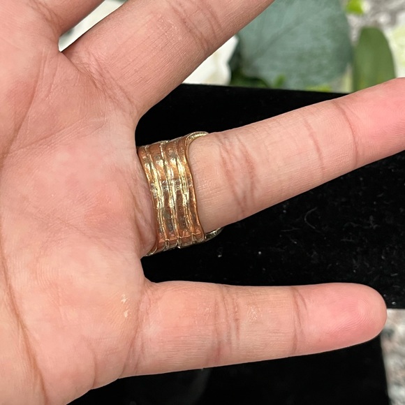 LADIES GOLD TONE RING - Picture 2 of 2